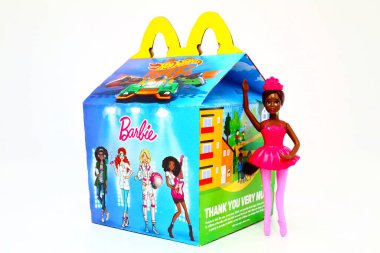 Los Angeles, California 2 Aralık 2019 'da McDonald' s Happy Meal karton kutusunda Mattel Barbie ve Hot Wheels oyuncakları vardı. McDonald 's bir fast food restoran zinciri..