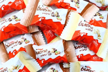 Pescara, İtalya 18 Temmuz 2019 Kinder Bueno mini çikolatası. Kinder, Ferrero tarafından İtalya 'da üretilen bir üründür.