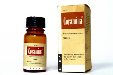 Milan, İtalya 3 Mart 2022: 1950 'lerin klasik CORAMINA CIBA, dietilamidbopyridine ile analeptik tıp. CIBA Milan (İtalya)
