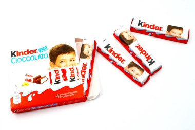 Pescara, İtalya 11 Ağustos 2019: Kinder Çikolata Çubukları. Kinder, Ferrero tarafından İtalya 'da üretilen bir üründür.