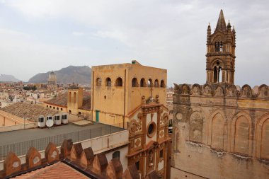 Palermo Katedrali ya da Cattedrale di Palermo arka planda çan kuleleri olan 