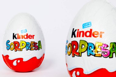 Pescara, İtalya 27 Şubat 2019: Kinder Sürpriz Çikolatalı Yumurtalar. Kinder Surprise, Ferrero tarafından İtalya 'da üretilen bir üründür.