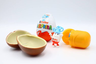 Pescara, İtalya 5 Mart 2019 Kinder Sürpriz Çikolatalı Yumurtalar. Kinder Surprise, Ferrero tarafından İtalya 'da üretilen bir üründür.