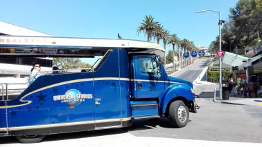 LOS ANGELES, California - 19 Eylül 2018: UNIVERSAL ŞEHRİ / STÜDİOS Otobüs Mekiği