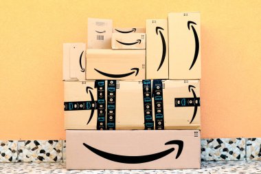 Amazon paketleri, kutular kapıya teslim edilecek.