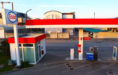 Pescara, İtalya 16 Mart 2022 ESSO Benzin İstasyonu. ESSO bir ExxonMobil markasıdır.