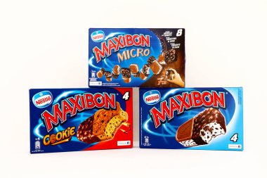 Roma, İtalya 8 Ağustos 2021: farklı aromalı MAXIBON dondurması kutuları. MAXIBON bir Nestle markasıdır.