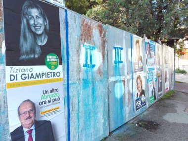 Pescara, İtalya - 26 Ocak 2019: ABRUZZZO Bölgesel ELEKsiyonları için Seçim Duvarı Posterleri 10 Şubat 2019