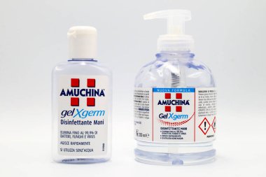 Pescara, İtalya 28 Şubat 2020: Virüs, mantar ve bakterileri azaltmak için AMUCHINA gel XGERM El Dezenfektanı. AMUCHINA, ACRAF ANGELINI Pharma 'nın İtalyan markasıdır.
