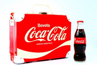 Pescara, İtalya 1 Ocak 2020: Orijinal Tat Şişeli COCA-COLA seyahat çantası. Coca-Cola ve şişe tasarımları Coca-Cola Şirketi 'nin markasıdır.
