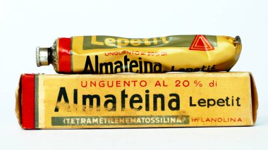 Milan, İtalya 3 Mart 2022: 1920 yılının mahsulü ALMATEINA LEPETIT, birinci ve ikinci derece yanık, çatlak ve yaraların tedavisi için hematoksilin içeren antiseptik merhem. LEPETIT Milan (İtalya)