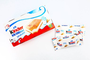 Pescara, İtalya 7 Mayıs 2020 Kinder Sandviç Dondurması. Kinder, Ferrero 'nun bir gıda ürünüdür. Kinder Dondurması, Ferrero ve Unilever arasındaki bir işbirliğidir.