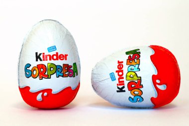 Pescara, İtalya 27 Şubat 2019: Kinder Sürpriz Çikolatalı Yumurtalar. Kinder Surprise, Ferrero tarafından İtalya 'da üretilen bir üründür.