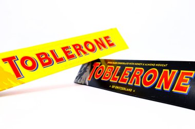 Pescara, İtalya 1 Ocak 2020: TOBLERone Swiss Milk and Dark Chocolate with Honey and Almond Nougat. TOBLERON, Mondelez International 'ın İsviçre çikolatası.