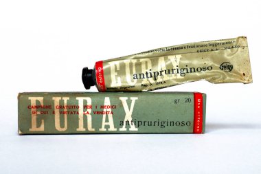 Roma, İtalya 19 Şubat 2022: 1950 'lerin vintage EURAX Creme GEIGY tıbbı kaşıntı tedavisi için. GEIGY S.A. Milan (İtalya)
