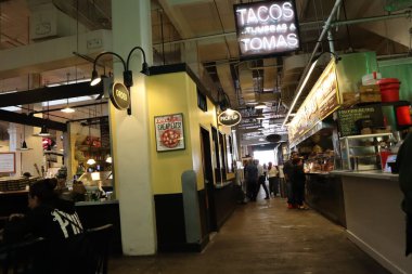 Los Angeles, California - 13 Mayıs 2019: Los Angeles şehir merkezinde yer alan GRAND CENTRAL MARKET 'in içerisi