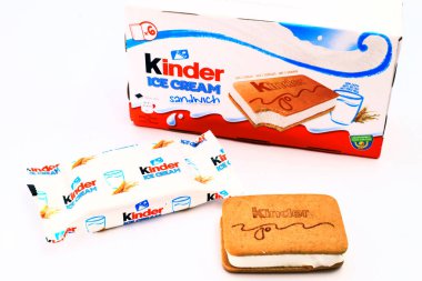 Pescara, İtalya 7 Mayıs 2020 Kinder Sandviç Dondurması. Kinder, Ferrero 'nun bir gıda ürünüdür. Kinder Dondurması, Ferrero ve Unilever arasındaki bir işbirliğidir.