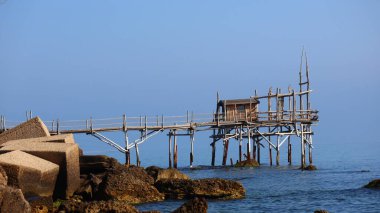 İtalyan Adriyatik kıyısında bir Trabocchi balıkçı kulübesi.