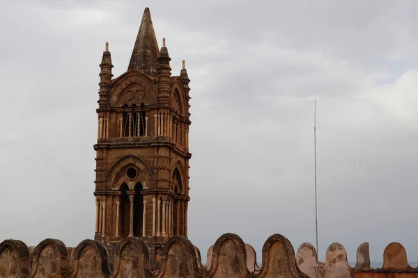 巴勒莫大教堂 Cattedrale Palermo 背景为钟楼 — 图库照片