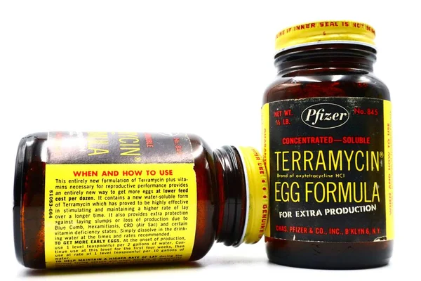 stock image Pescara, Italy - April 06, 2019: Vintage 1960 TERRAMYCIN Pfizer EGG FORMULA. Formulation of Oxytetracycline Antibiotic and Vitamins for Pullets. Made in U.S.A by Chas. PFIZER & Co. Inc. Brooklyn N.Y.