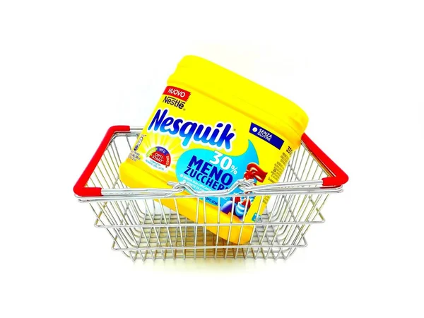 Pescara, İtalya - 18 Şubat 2019: NESQUIK Çikolata Tozu. Nesquik, Nestle tarafından üretilen bir markadır.