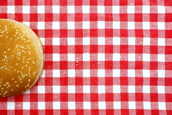 Hamburger Bun Sezamem Obrusach — Zdjęcie stockowe