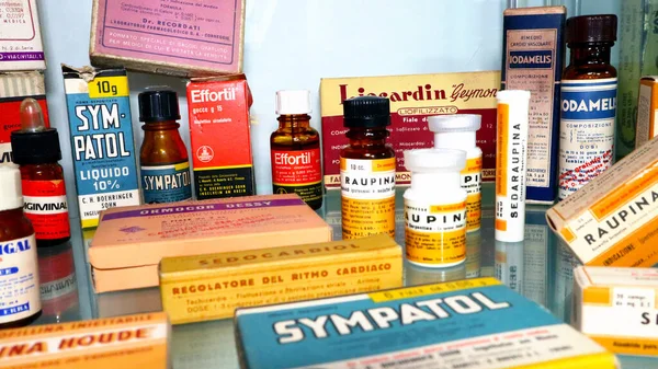 Die Apotheke Alte Medikamente Ausgestellt — Stockfoto