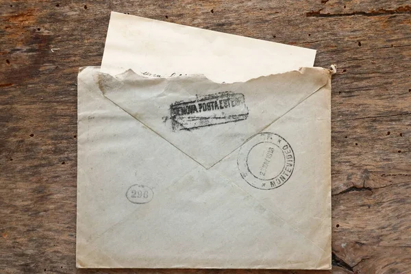 Roma Itália Março 2022 Velho Envelope Carta Sobre Fundo Madeira — Fotografia de Stock