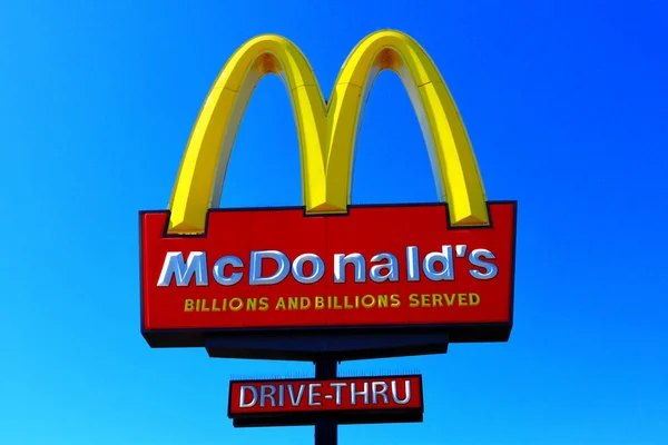 Los Angeles Kalifornien Oktober 2019 Mcdonalds Snabbmatsrestaurang Mcdonalds Serverar Hamburgare — Stockfoto