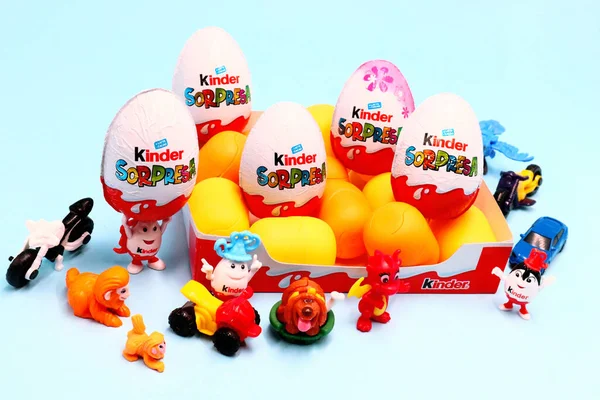 Alba Italia Marzo 2021 Kinder Surprise Chocolate Eggs Kinder Surprise —  Fotos de Stock