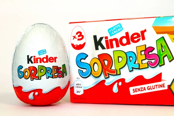ペスカーラ イタリア2019年2月27日 優しい驚きチョコレート卵 Kinder SurpriseはFerreroによってイタリアで作られた製品のブランドです — ストック写真