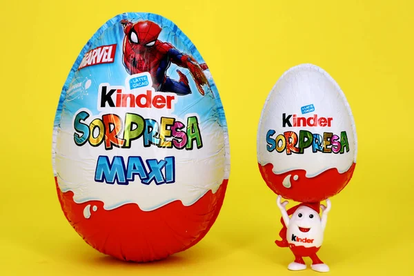 Alba Italie Mars 2021 Kinder Surprise Marvel Avengers Chocolate Egg — Photo