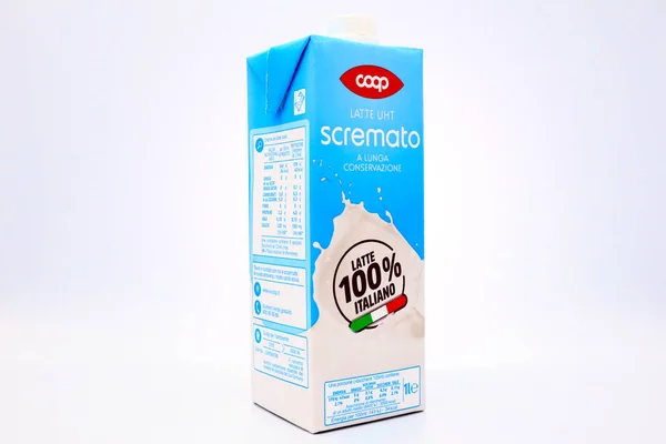 ペスカーラ イタリア2019年12月19日 クープ低温殺菌低脂肪ミルク SterilgaraのCoopスーパーマーケットチェーンのためのイタリアのミルク製品 — ストック写真