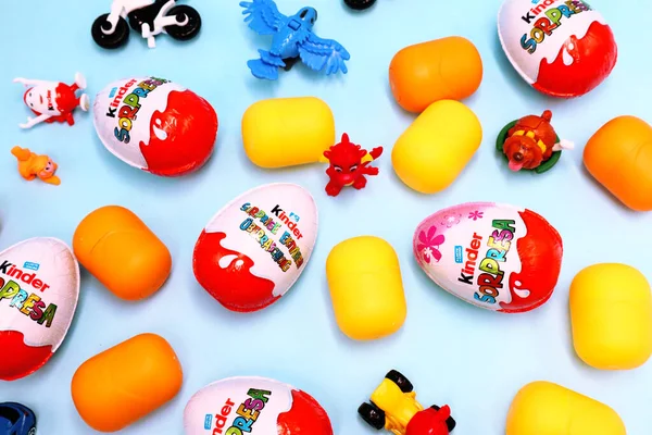 イタリアのアルバ2021年3月11日 優しい驚きのチョコレート卵 Kinder SurpriseはFerreroによってイタリアで作られた製品のブランドです — ストック写真
