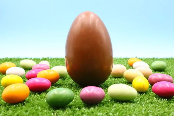 Mutlu Paskalya Kompozisyonu Çikolatalı Paskalya Yumurtası — Stok fotoğraf