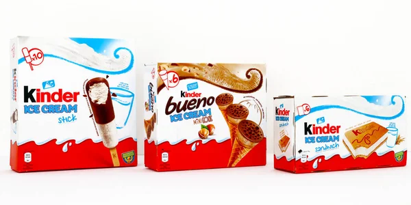 Roma, İtalya 8 Ağustos 2021: farklı aromalı KINDER dondurması kutuları. KINDER bir Ferrero markasıdır. Kinder Dondurması, Ferrero ve Unilever arasındaki bir işbirliğidir.