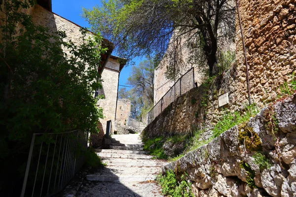 卡拉索 中世纪山顶城镇 拥有罗卡 卡拉索城堡 位于意大利阿布鲁佐拉奎拉省大沙索国家公园内 — 图库照片