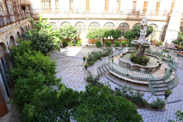 西西里巴勒莫圣卡特琳娜教堂院子里有喷泉的大教堂 — 图库照片