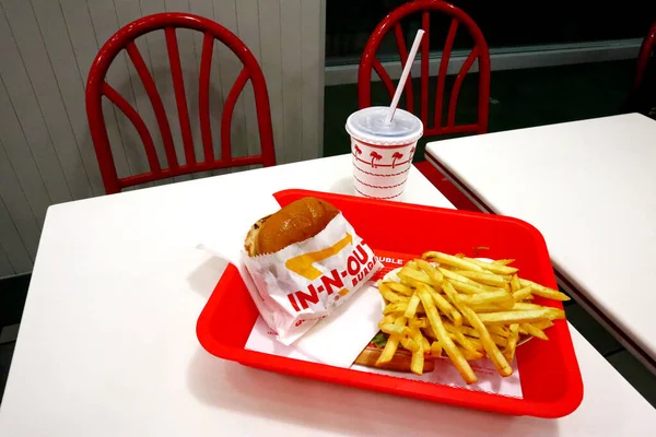2019年10月10日 加利福尼亚州洛杉矶 汉堡和薯条在快餐店桌子上的盘子里 — 图库照片