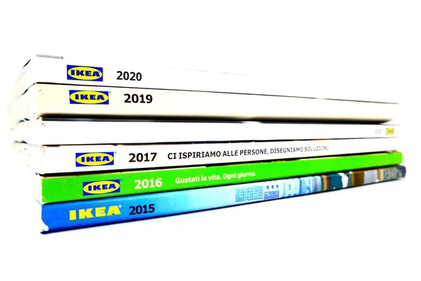 Pescara Italien September 2019 Ikea Kataloger Ikea Världens Största Möbelhandlare — Stockfoto