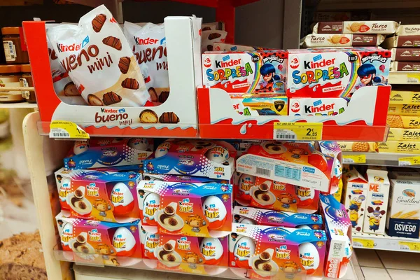 Rzym Włochy Kinder Niespodzianka Czekoladowe Jaja Supermarkecie — Zdjęcie stockowe