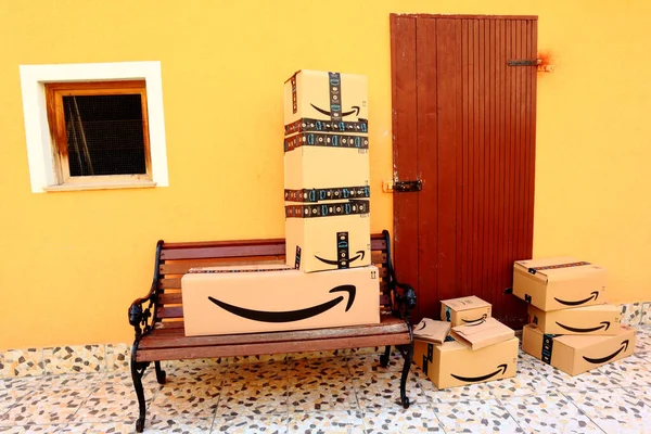 Pacotes Amazon Caixas Entrega Para Porta — Fotografia de Stock
