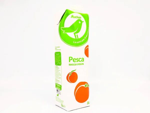 ペスカーラ イタリア 2020年3月10日 Auchanスーパーマーケットチェーンが販売する桃ジュース — ストック写真