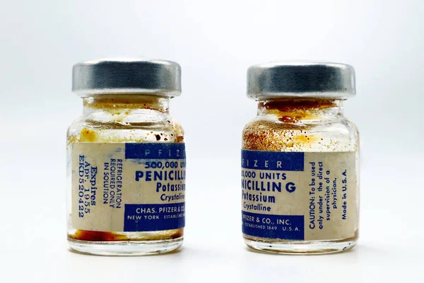 stock image New York, USA  April 18, 2021: Vintage 1955 Vials of PFIZER Penicillin G - PFIZER is a US Pharmaceutical Companies Established in 1849 by Charles Pfizer and Charles Erhart