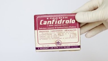 Milan, İtalya 3 Mart 2022: 1950 'lerin klasik CANFIDROLO şişeleri analitik, kardiyonik ve antiastım için Efedrin içeren kutu ilaçları. Dr. RECORDATI S.P.A. - Milan (İtalya)