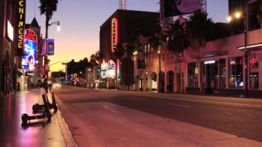 Hollywood, California - 8 Ekim 2019 TCL Çin Tiyatrosu, El Capitan Tiyatrosu ve Hollywood Highland Center yakınlarındaki Hollywood Bulvarı 'nda gün doğumu 