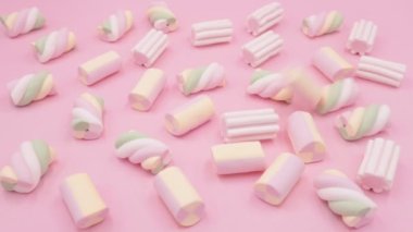 Pembe arka planda renkli marshmallowlar