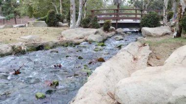 Kenneth Hahn Eyalet Parkı 'ndaki Su ve Kayalar - Culver City, Los Angeles - Kaliforniya