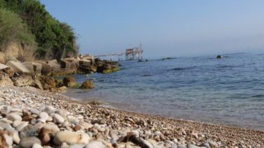 Trabocchi kıyısında, Trabocco Marina di San Vito Chietino 'da. Trabocco, İtalya 'nın Abruzzo kentinde, Adriyatik Denizi' nin tipik bir örneği olan geleneksel ahşap balıkçı evidir.