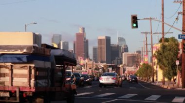 Los Angeles, Kaliforniya - 1 Ekim 2019: Los Angeles şehir merkezinin güzel manzaralı N Broadway 'de trafik